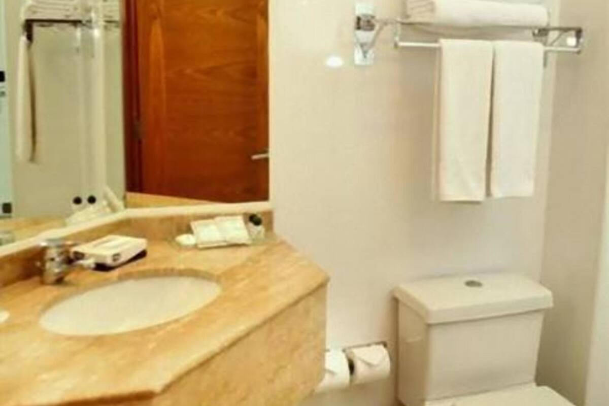 combined shower/bathtub, deep-soaking bathtub, free toiletries
