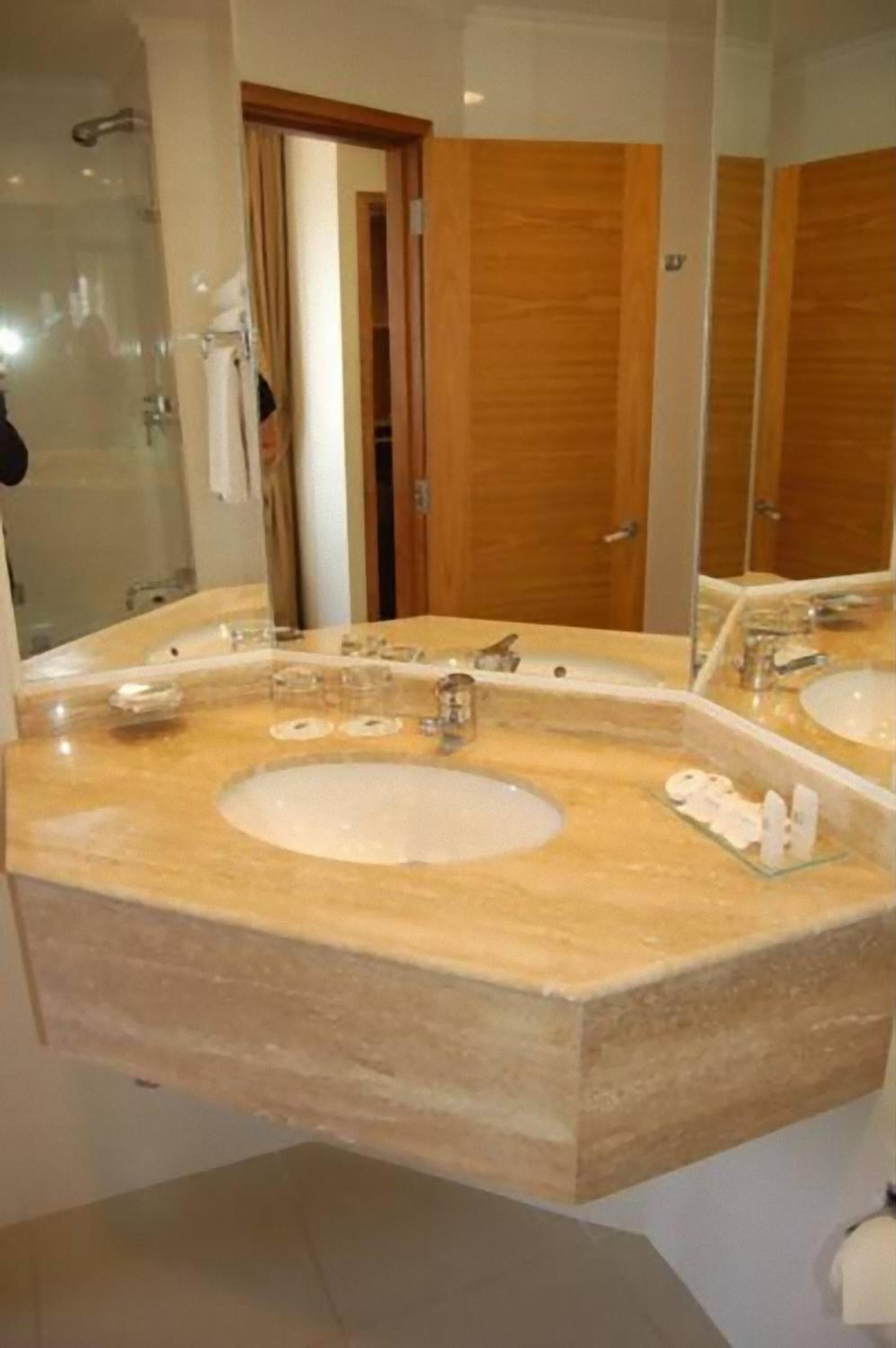 combined shower/bathtub, deep-soaking bathtub, free toiletries