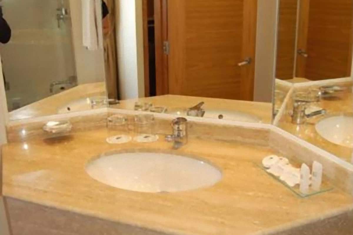 combined shower/bathtub, deep-soaking bathtub, free toiletries