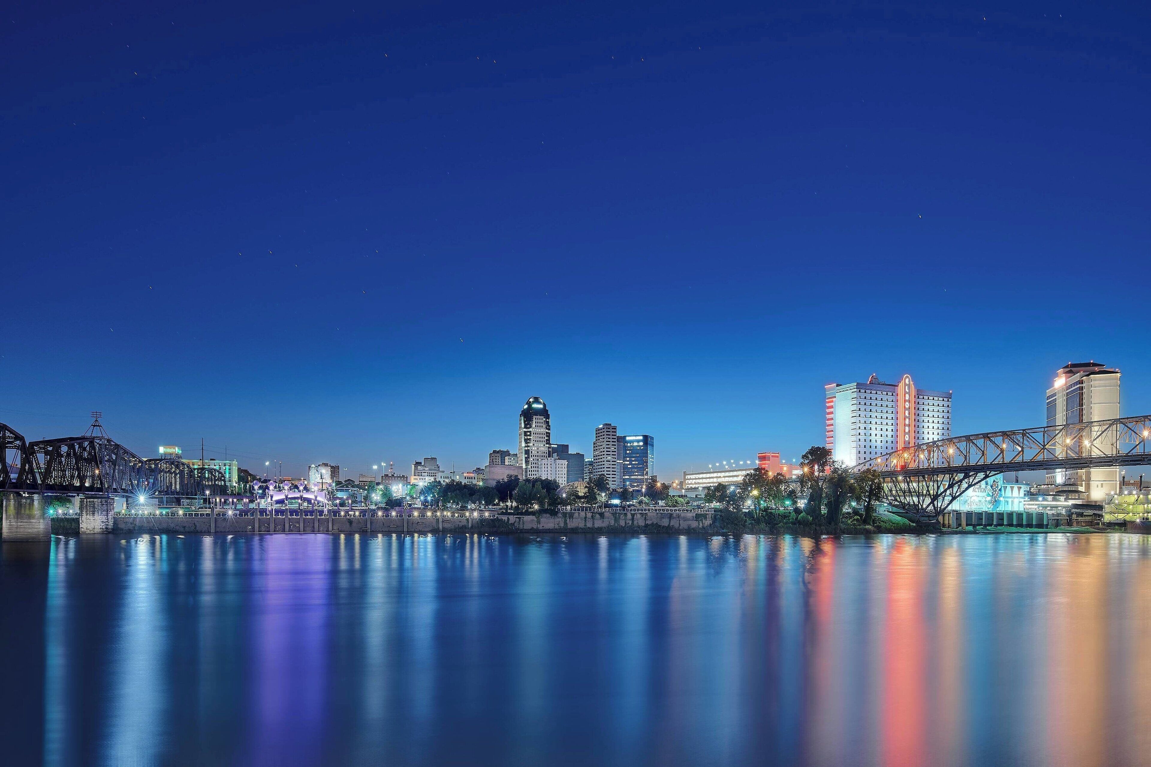 Escritorio, cortinas opacas, tabla de planchar con plancha y wifi gratis