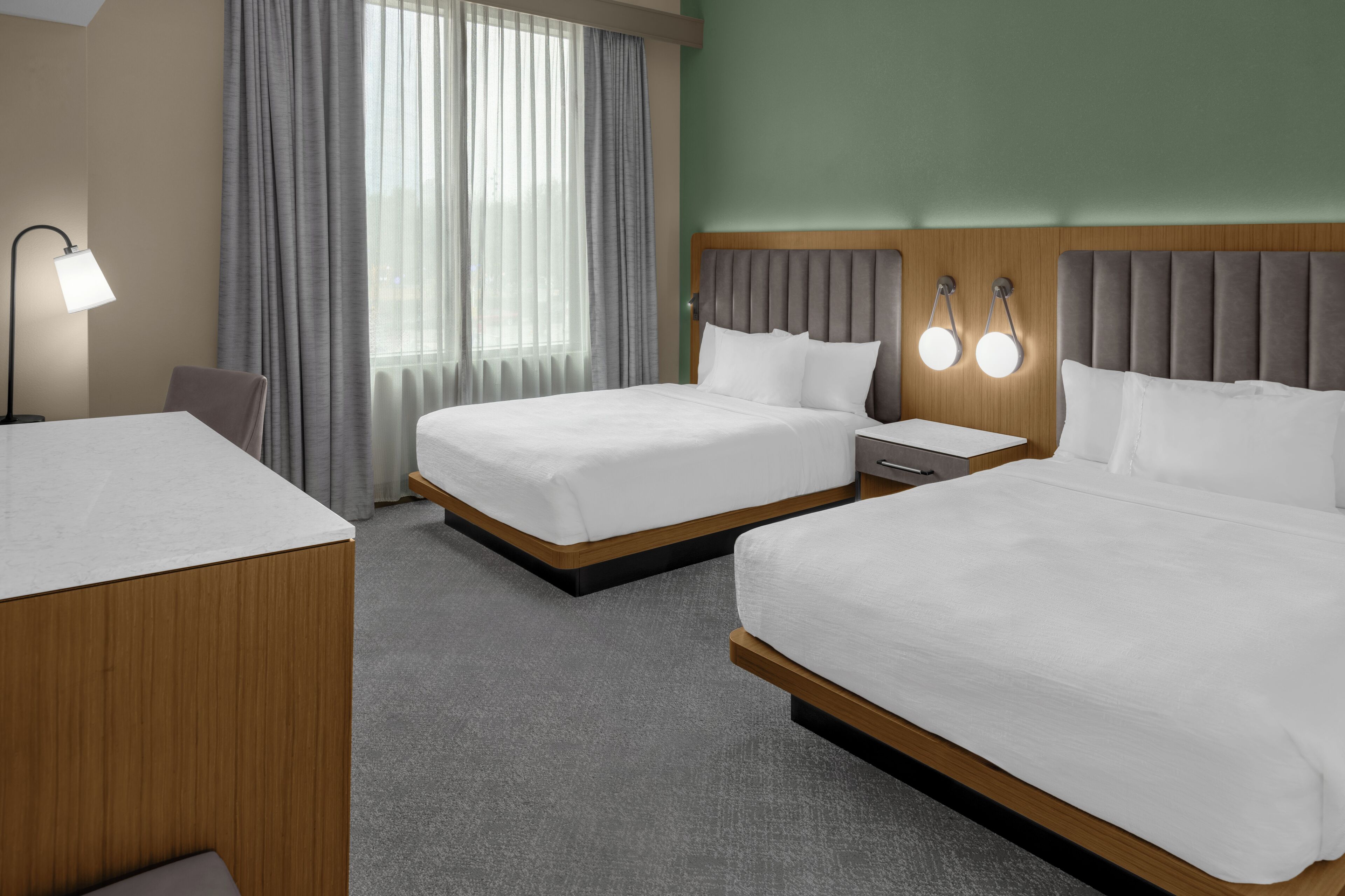 Suite, 2 queensize-senger, tilgjengelighetstilpasset, ikke-røyk | Allergitestet sengetøy, senger med overmadrass og safe på rommet