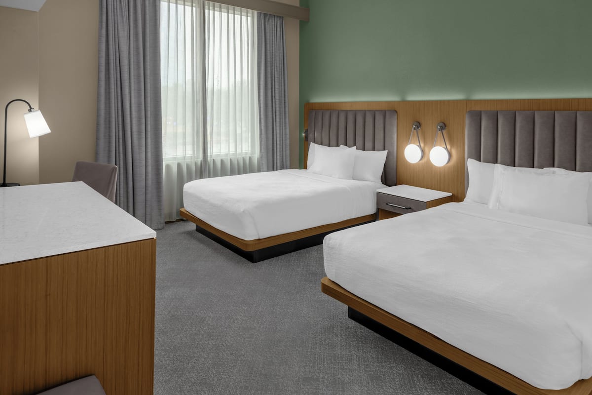 Suite, 2 queensize-senger, tilgjengelighetstilpasset, ikke-røyk | Allergitestet sengetøy, senger med overmadrass og safe på rommet