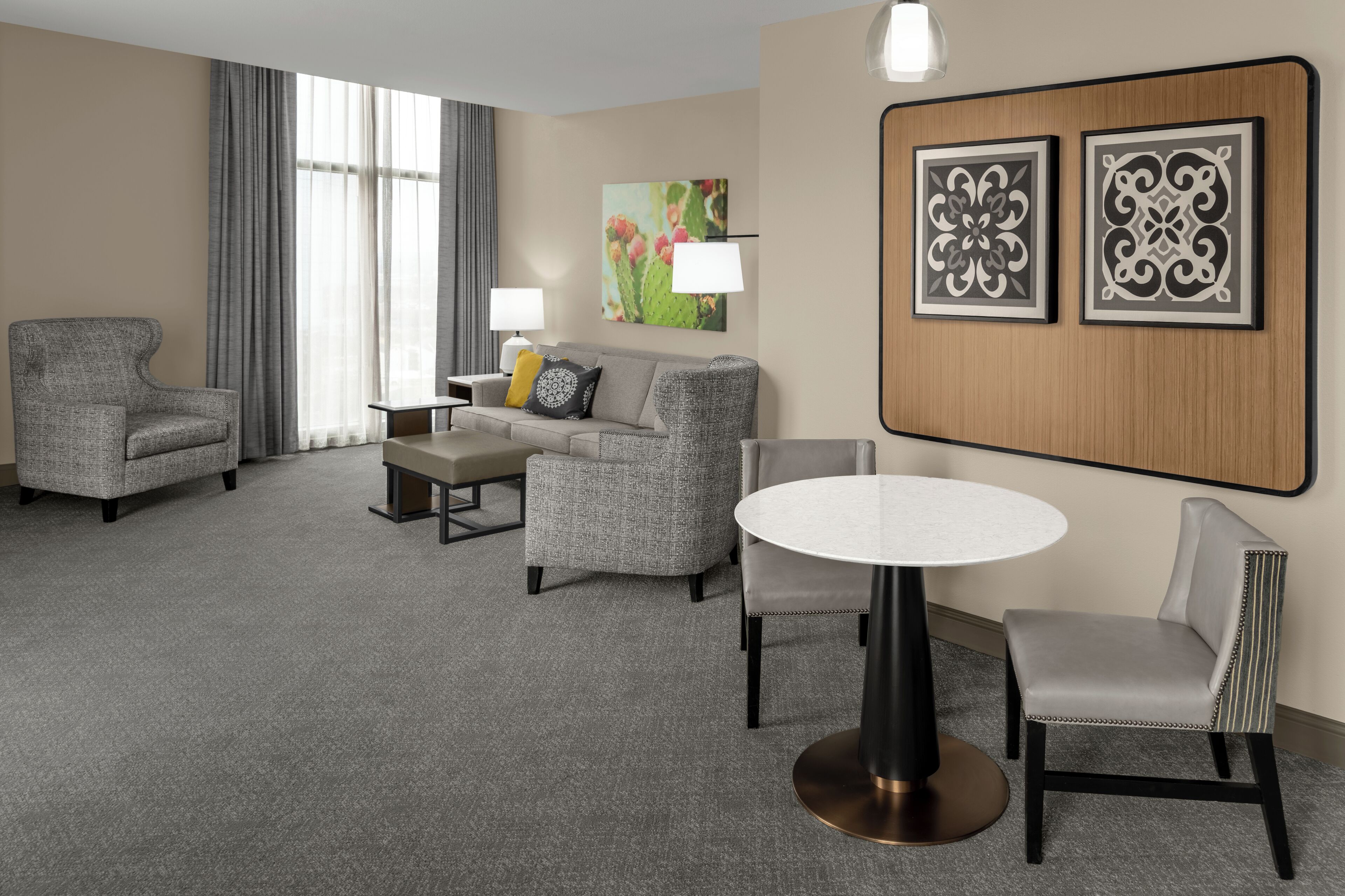 Hjørnesuite, 2 queensize-senger, i-r | Allergitestet sengetøy, senger med overmadrass og safe på rommet