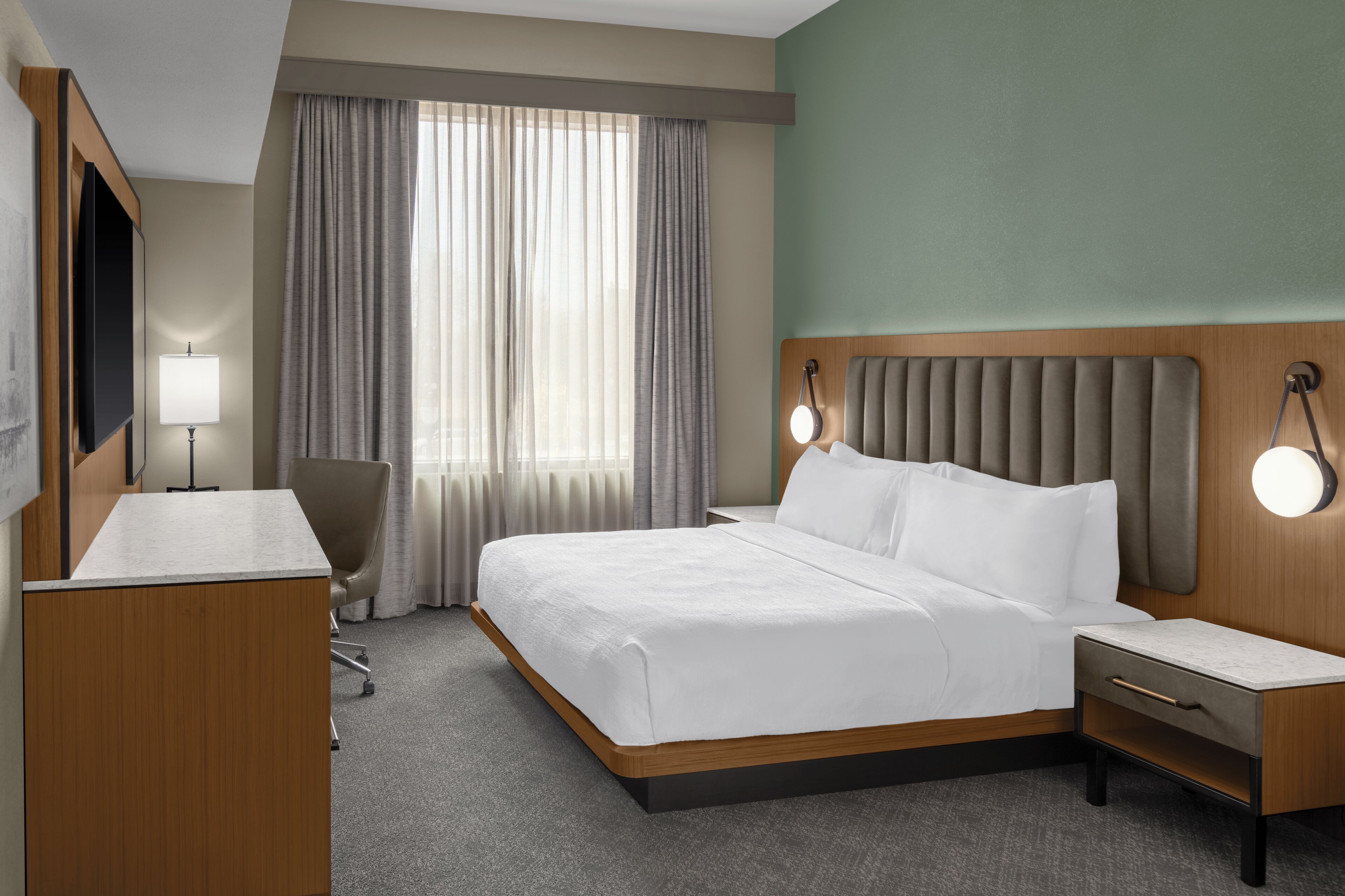 Suite, tilgjengelighetstilpasset, ikke-røyk | Allergitestet sengetøy, senger med overmadrass og safe på rommet