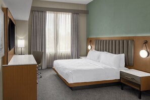 Suite, tilgjengelighetstilpasset, ikke-røyk | Allergitestet sengetøy, senger med overmadrass og safe på rommet