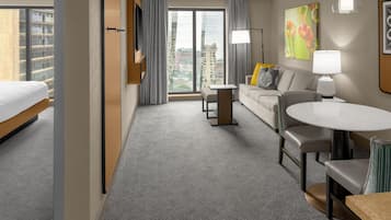 1 king-seng, i-r, elveutsikt | Oppholdsområde | En 55-tommers LCD-TV med digitale kanaler samt TV