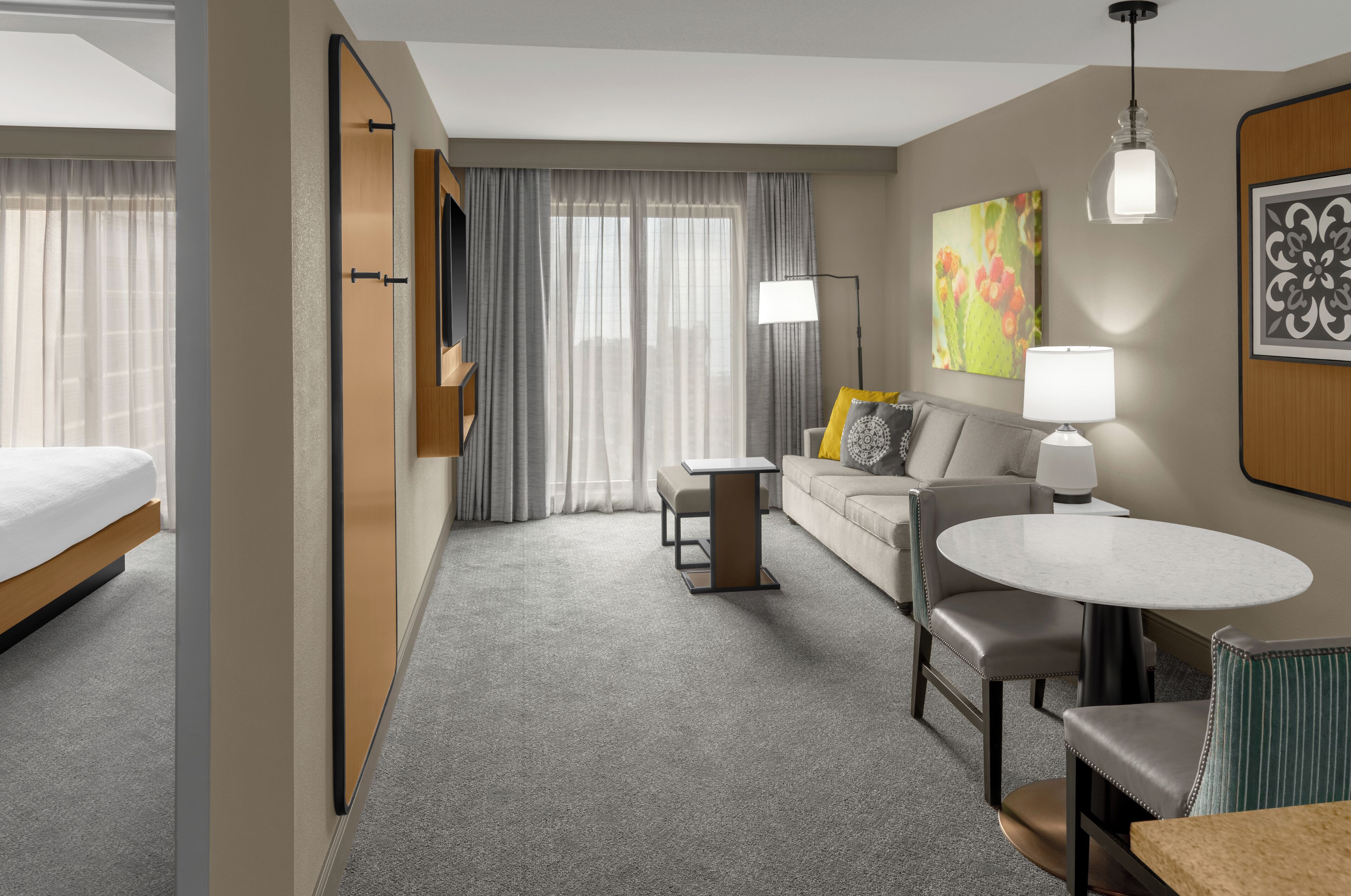 Suite, 1 kingsize-seng | Allergitestet sengetøy, senger med overmadrass og safe på rommet