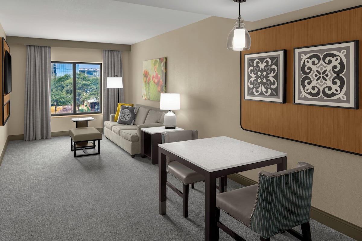 Rom, 2 queensize-senger, tilgjengelighetstilpasset, ikke-røyk | Allergitestet sengetøy, senger med overmadrass og safe på rommet