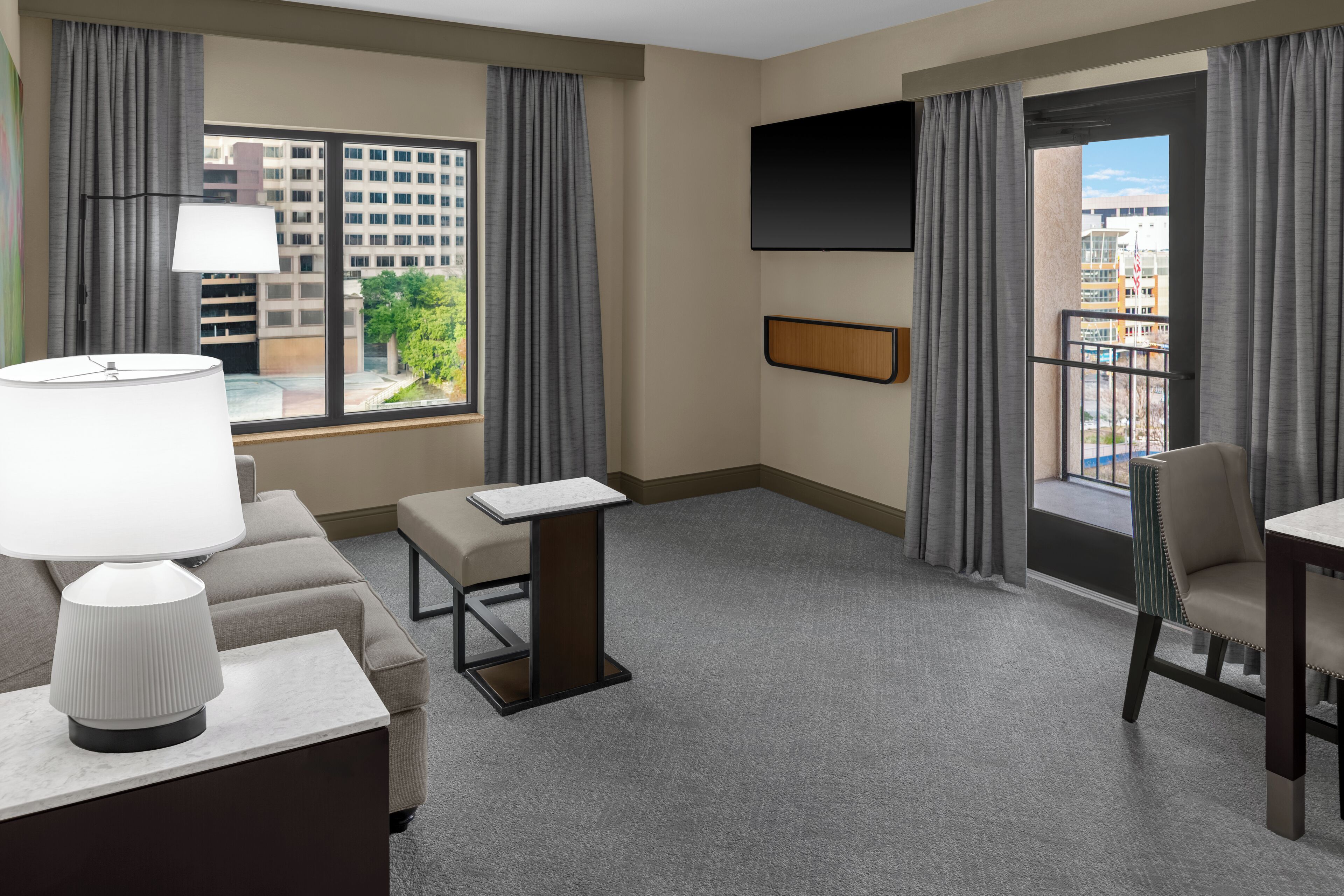 Suite, 1 kingsize-seng, tilgjengelighetstilpasset, ikke-røyk | Allergitestet sengetøy, senger med overmadrass og safe på rommet