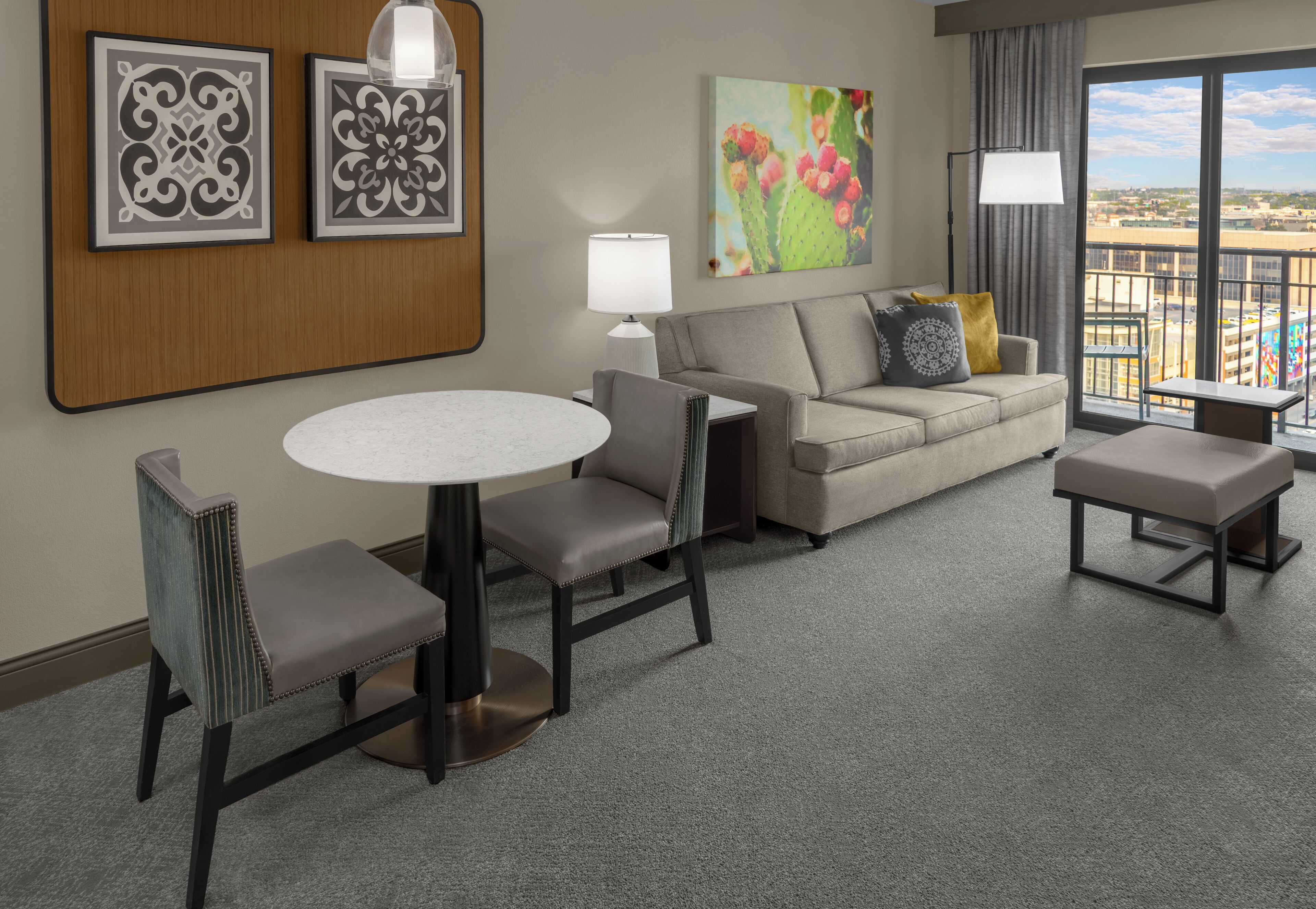 Allergitestet sengetøy, senger med overmadrass og safe på rommet