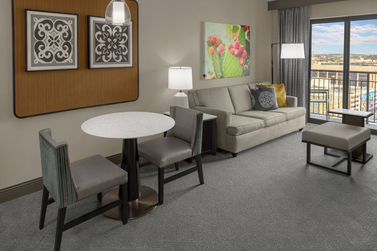 Allergitestet sengetøy, senger med overmadrass og safe på rommet