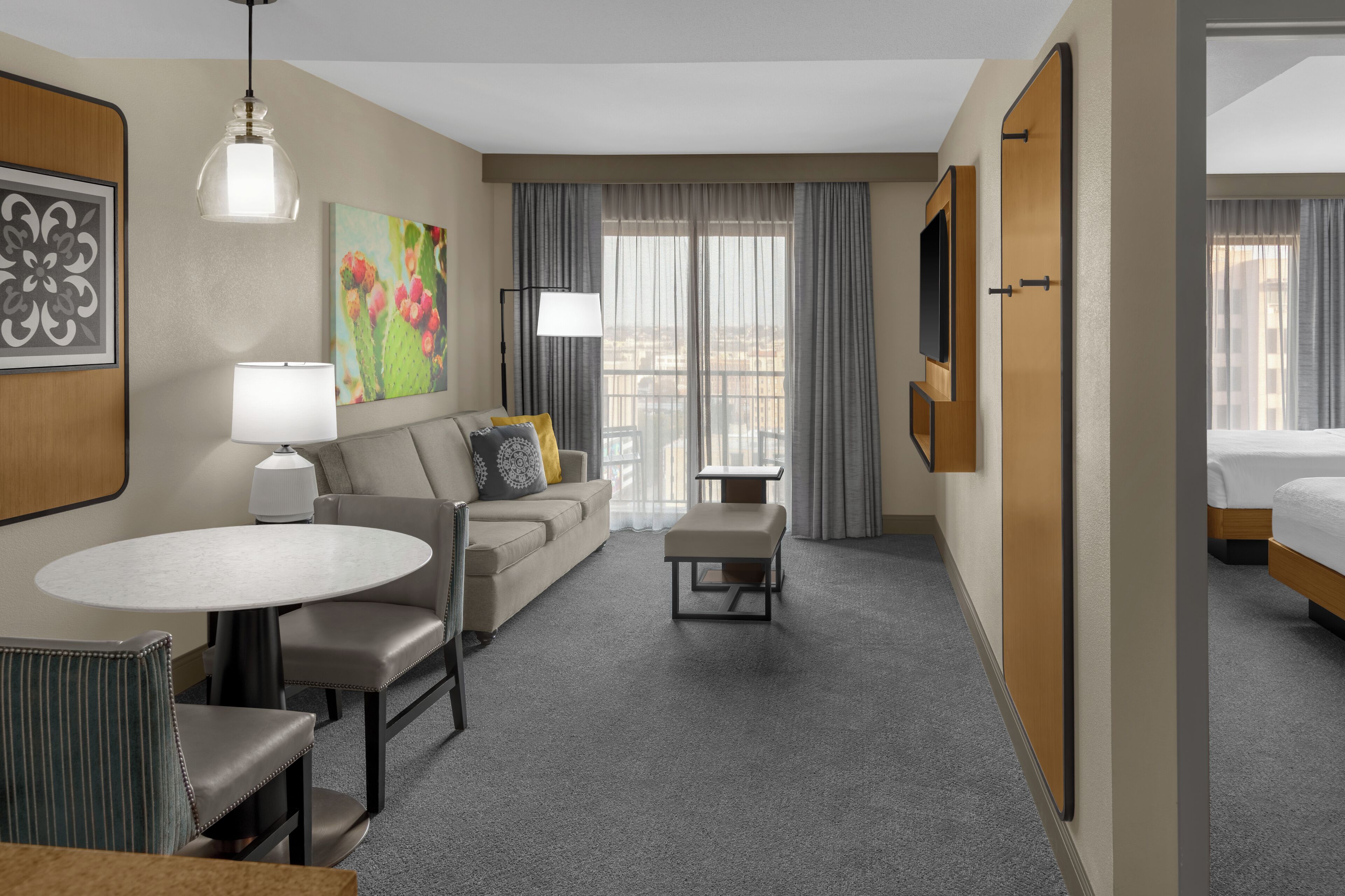 Rom | Allergitestet sengetøy, senger med overmadrass og safe på rommet