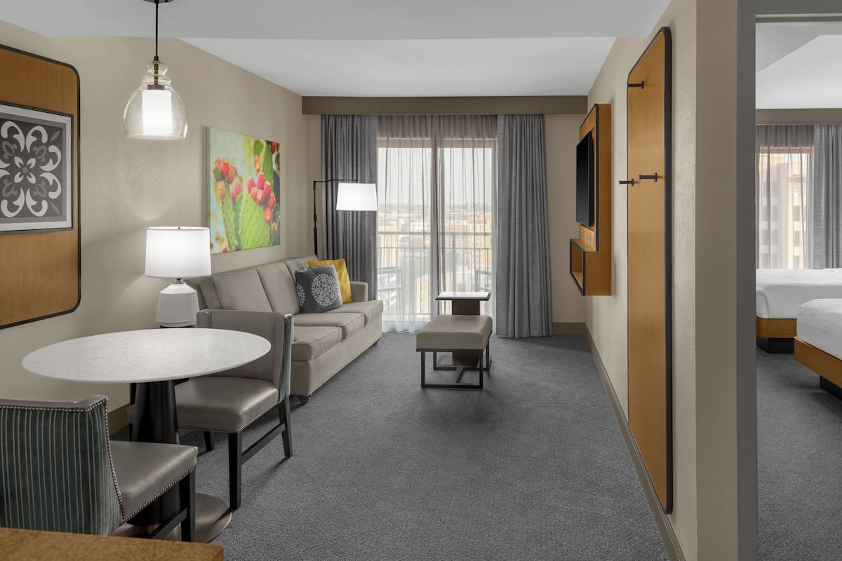 Rom | Allergitestet sengetøy, senger med overmadrass og safe på rommet