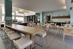 فطور أوروبي مجانًا يوميًا