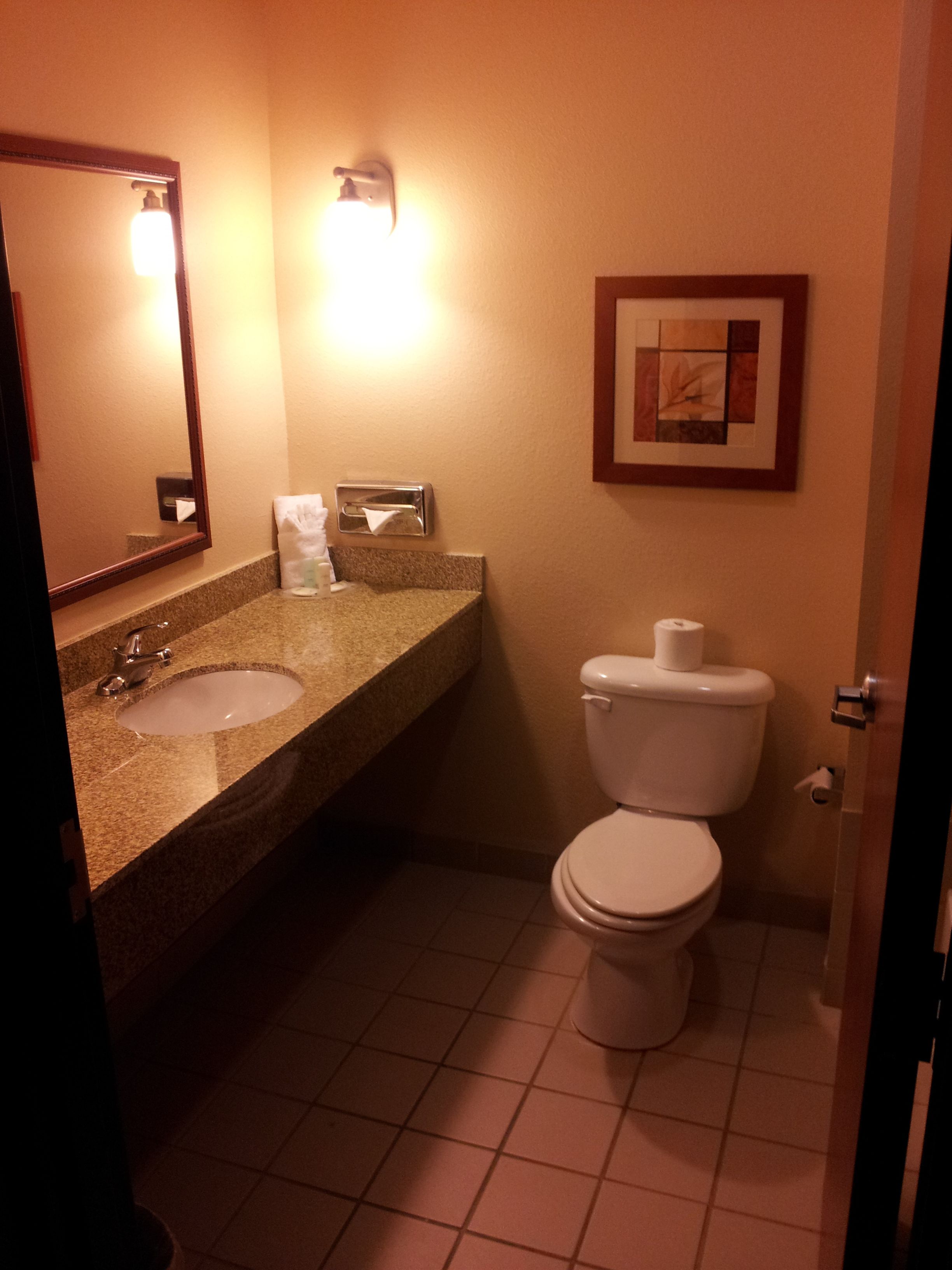 combined shower/bathtub, hydromassage showerhead, free toiletries