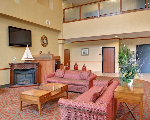 Quality Suites Near Cedar Creek Lake