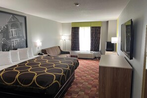 Une chambre d’hôtel avec un grand lit, un bureau, une chaise, un téléviseur à écran plat et un tableau au mur.