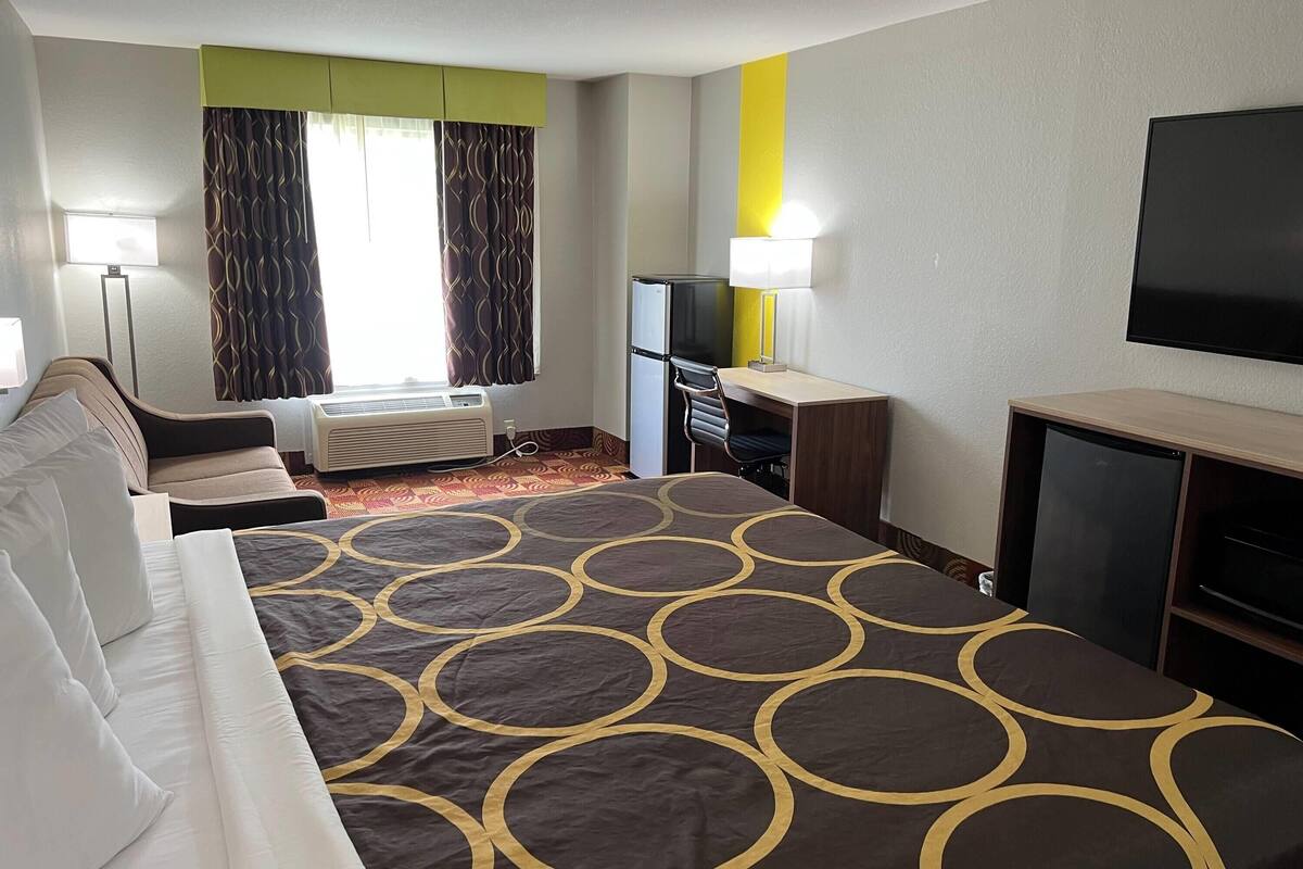 Deluxe Room, 1 King Bed, Non Smoking | Pillow-top beds, desk, blackout curtains, iron/ironing board
