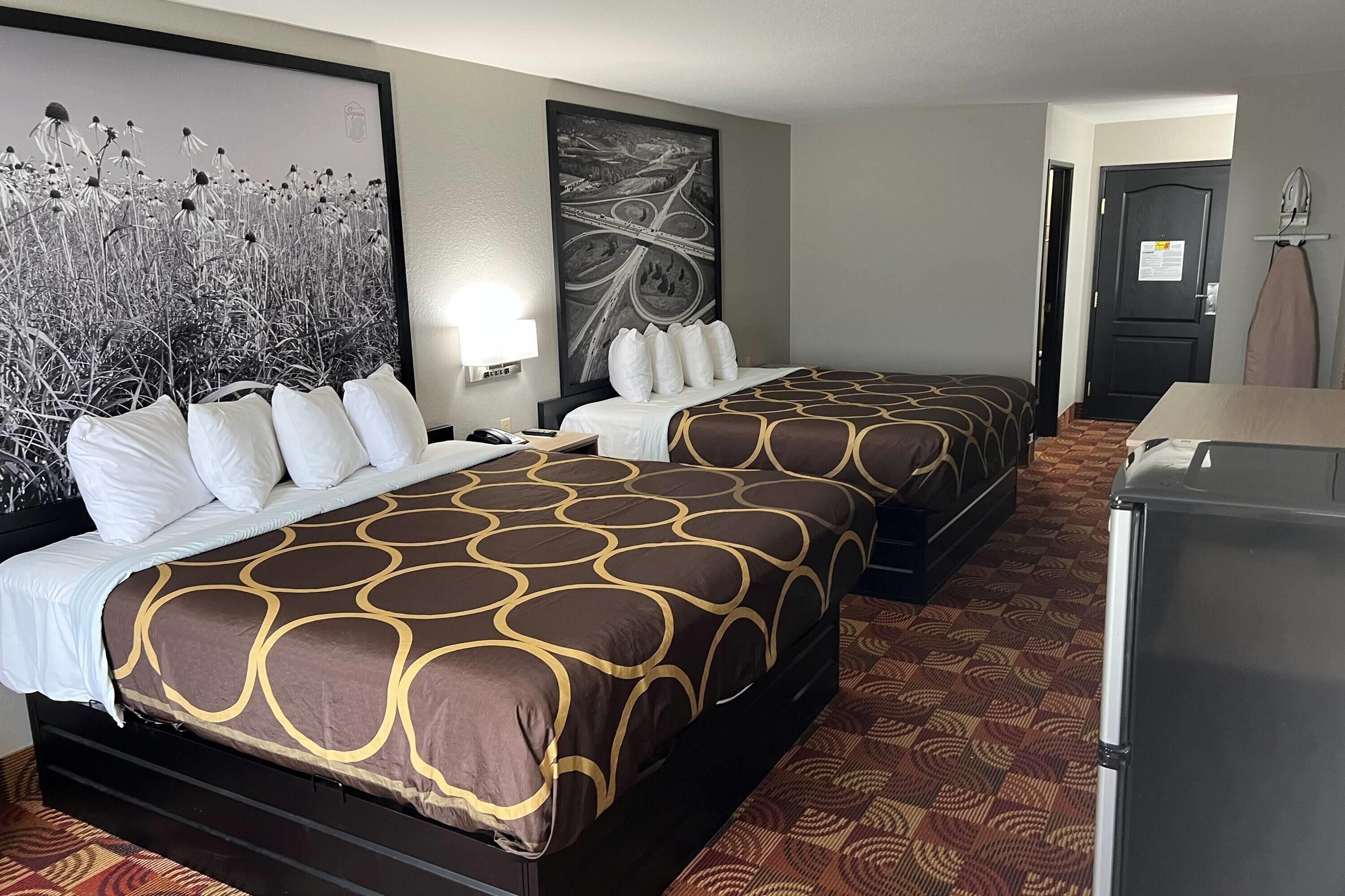 Colchones con pillow-top, escritorio y cortinas blackout 