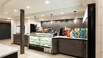 Frukost enligt egen beställning varje dag (USD 19 per person)