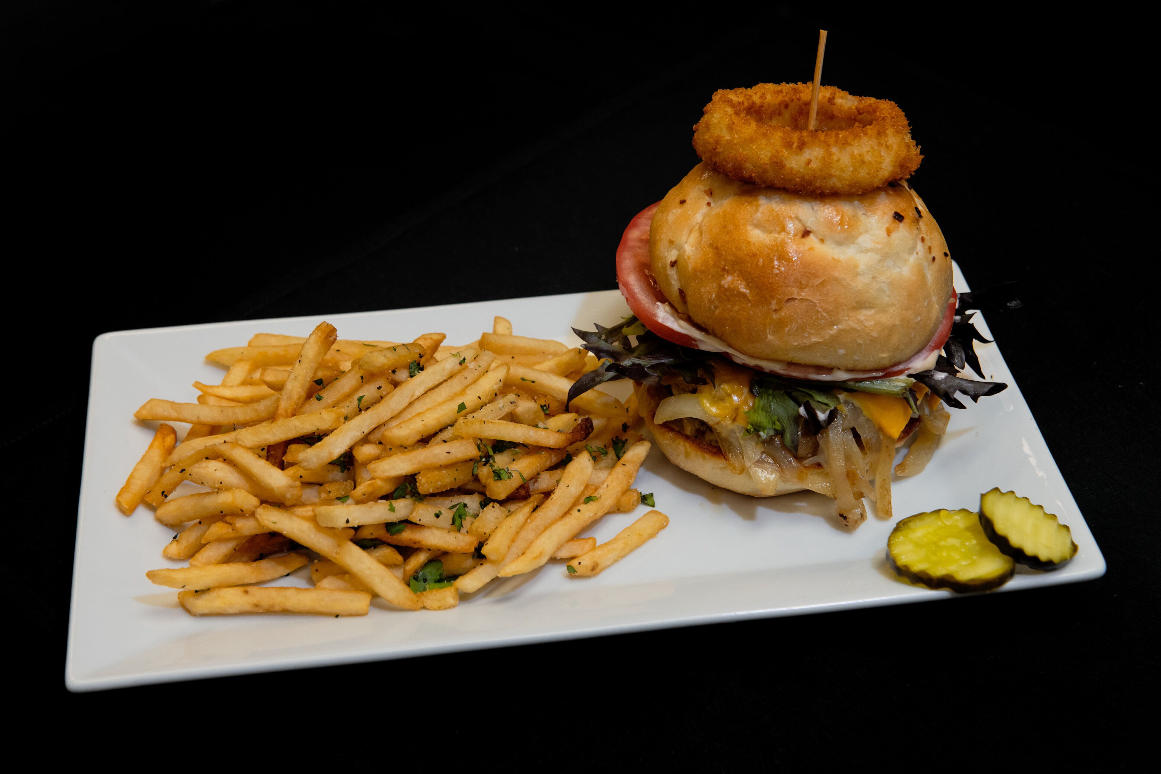 Un plato con una hamburguesa y papas fritas.