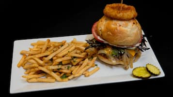 Un plato con una hamburguesa y papas fritas.