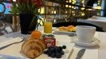 Café da manhã continental todos os dias (CAD 27 por pessoa)