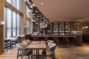 Breakfast, lunch and dinner served - Metcalfe Hotel Montréal by Gray Collection (Montreal)