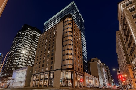 Facciata della struttura - sera/notte. Metcalfe Hotel Montréal by Gray Collection