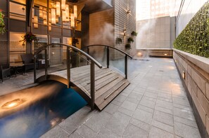 Outdoor pool, a heated pool - Metcalfe Hotel Montréal by Gray Collection (Montreal)