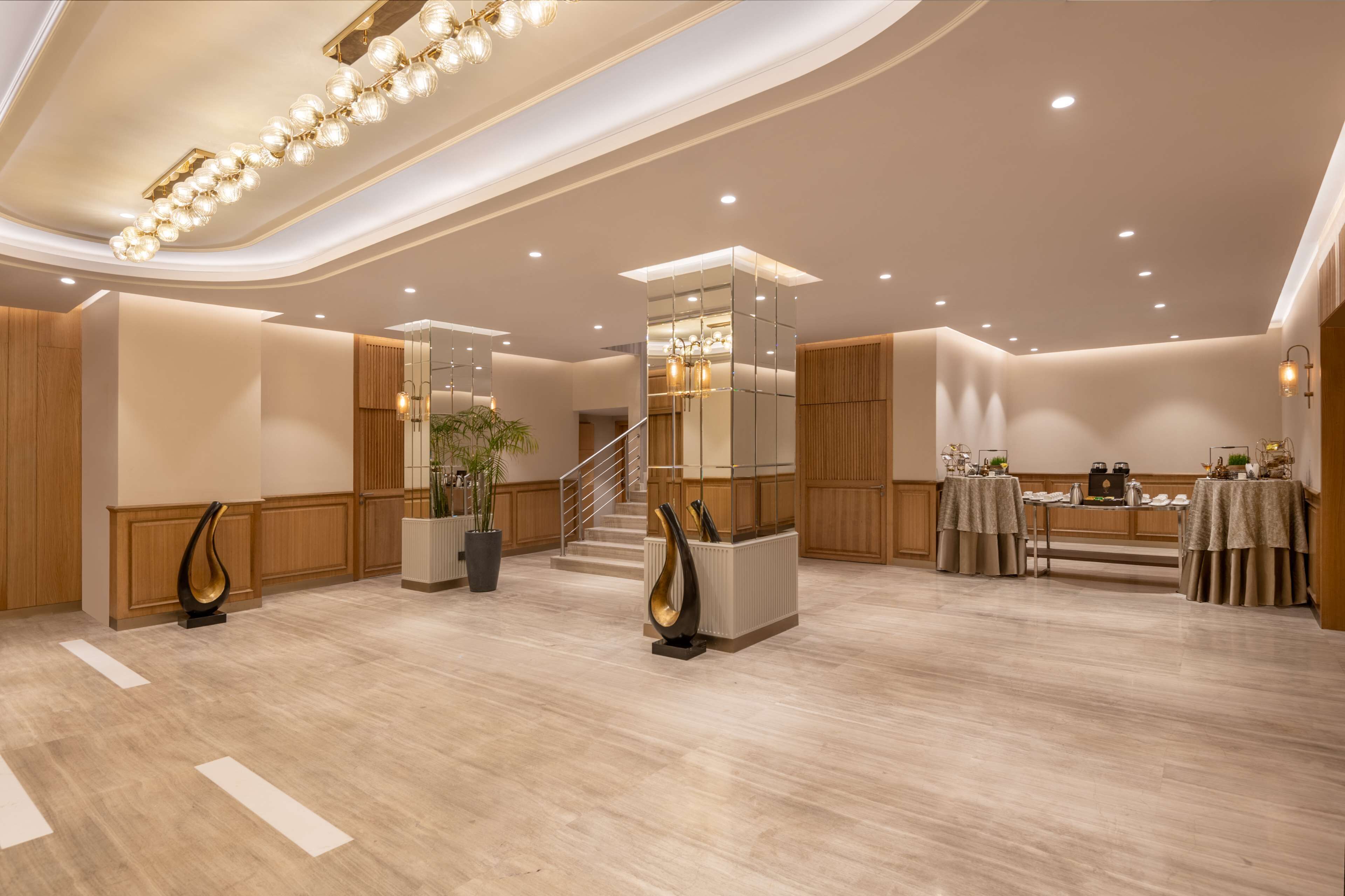 2 restaurants, breakfast served