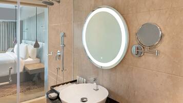 Een douche, een regendouche, gratis toiletartikelen, een haardroger