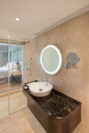 Shower, rainfall showerhead, free toiletries, hair dryer