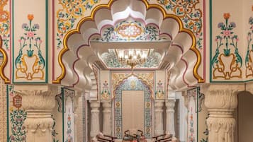 4 restaurants, breakfast served