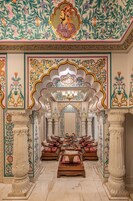 4 restaurants, breakfast served