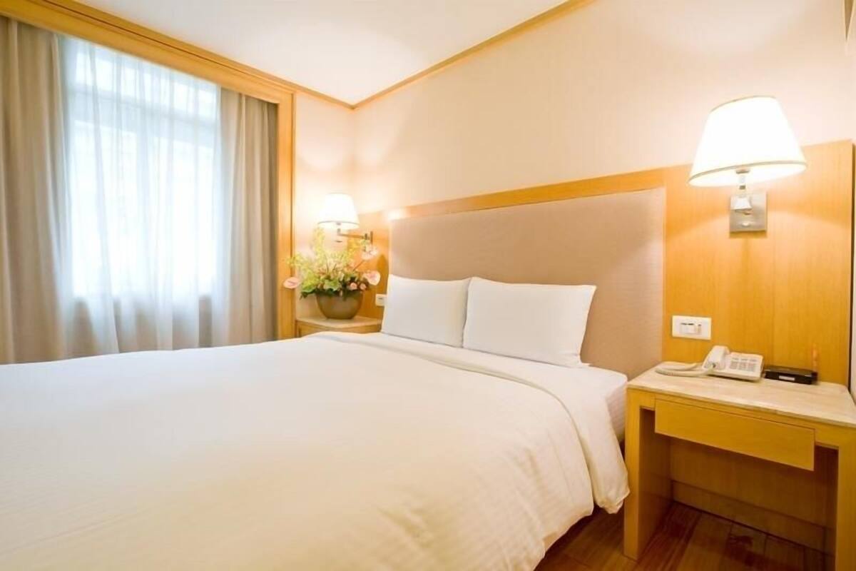 Quarto standard, 1 cama Queen | Frigobar, escrivaninha, ferros/tábuas de passar roupa, Wi-Fi de cortesia