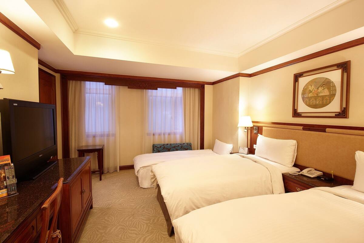 Quarto triplo luxo, 3 camas de solteiro | Frigobar, escrivaninha, ferros/tábuas de passar roupa, Wi-Fi de cortesia