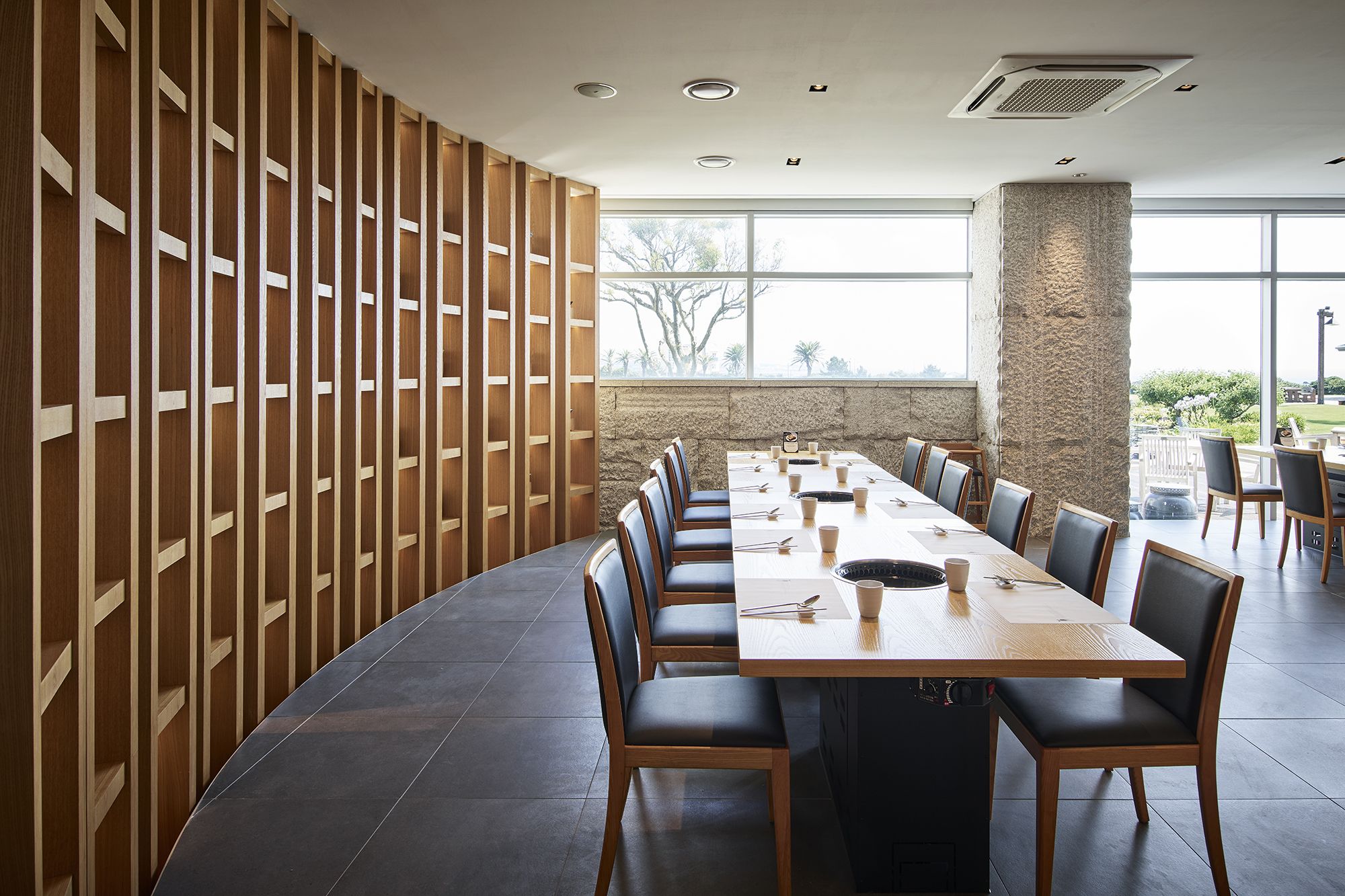 3 restaurants, breakfast, dinner served; international cuisine