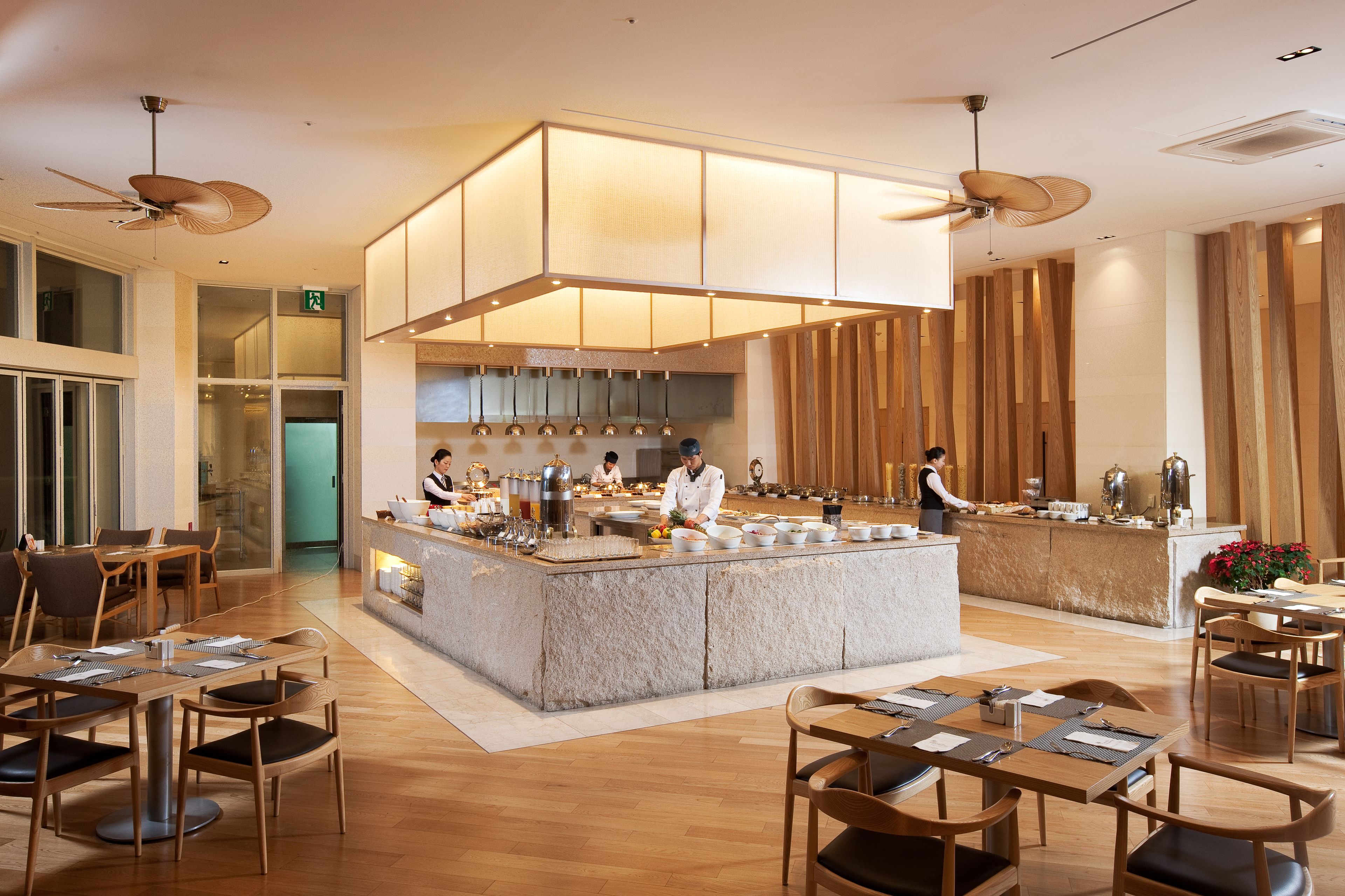 3 restaurants, breakfast, dinner served; international cuisine