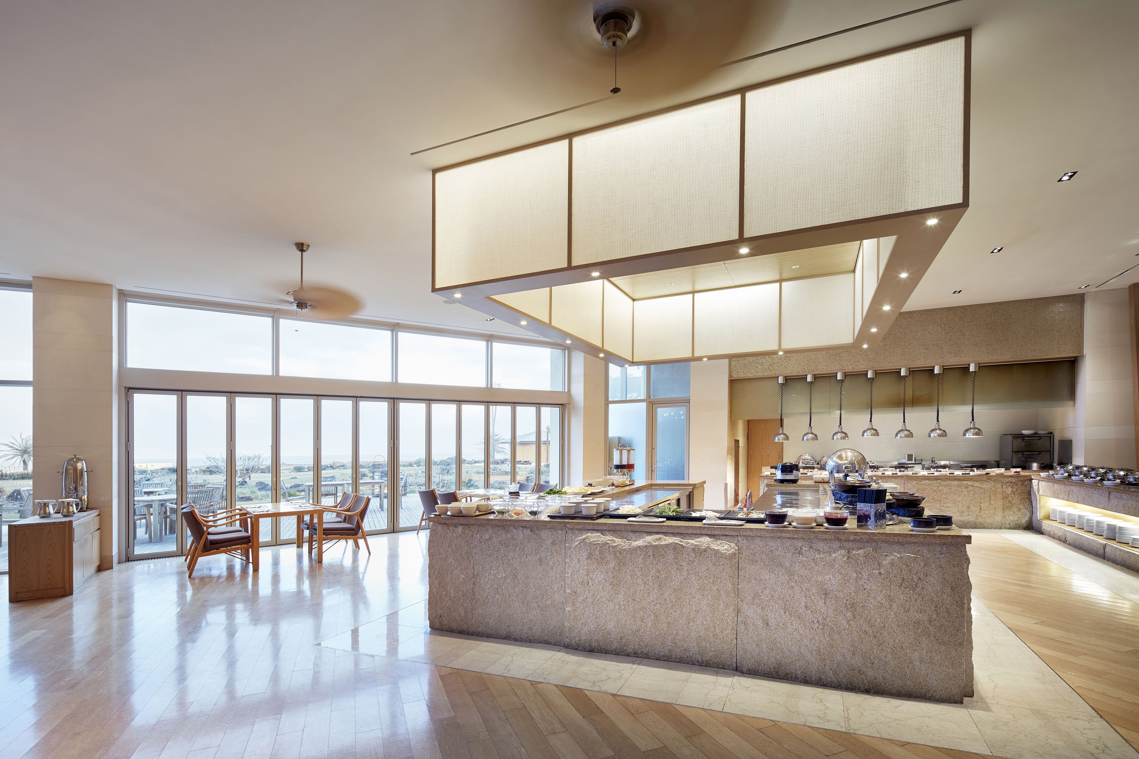 3 restaurants, breakfast, dinner served; international cuisine