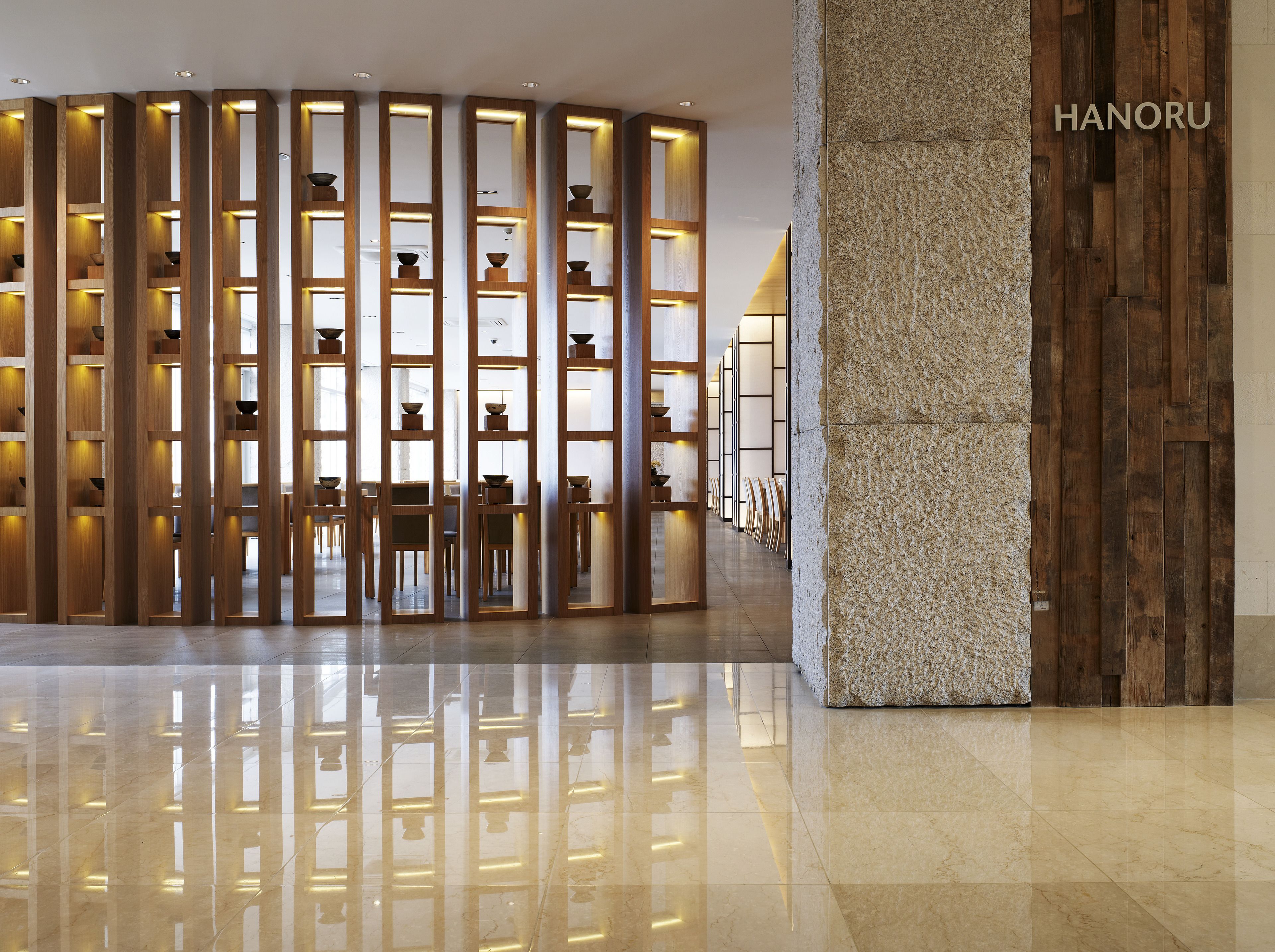 3 restaurants, breakfast, dinner served; international cuisine