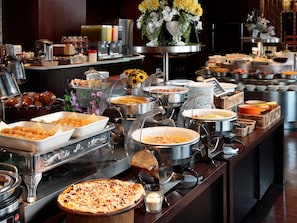 Daily buffet breakfast (JPY 2200 per person)