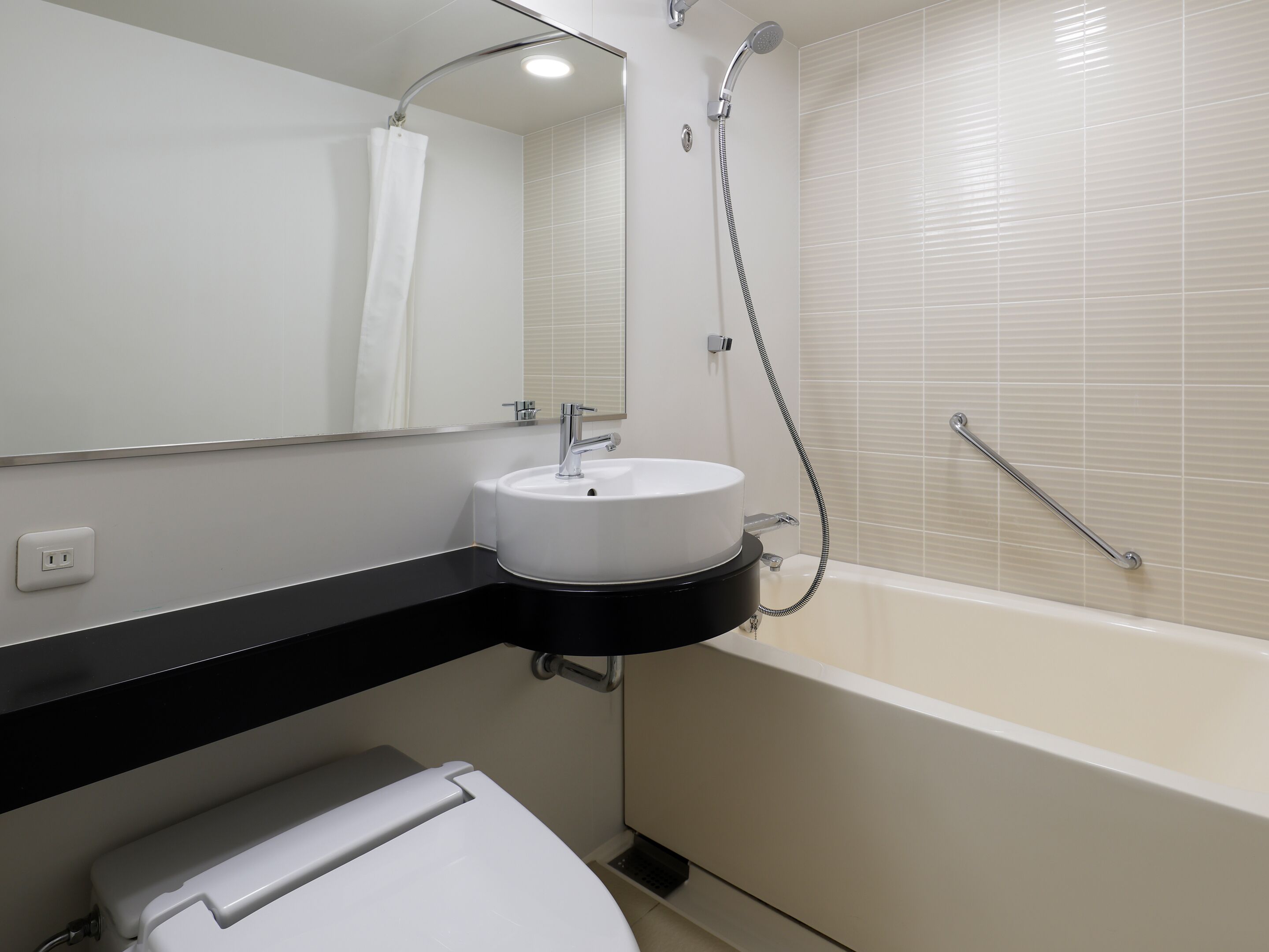 Standard , 1 bed Double, Non Smoking | Bathroom | Combined shower/tub, free toiletries, hair dryer, slippers