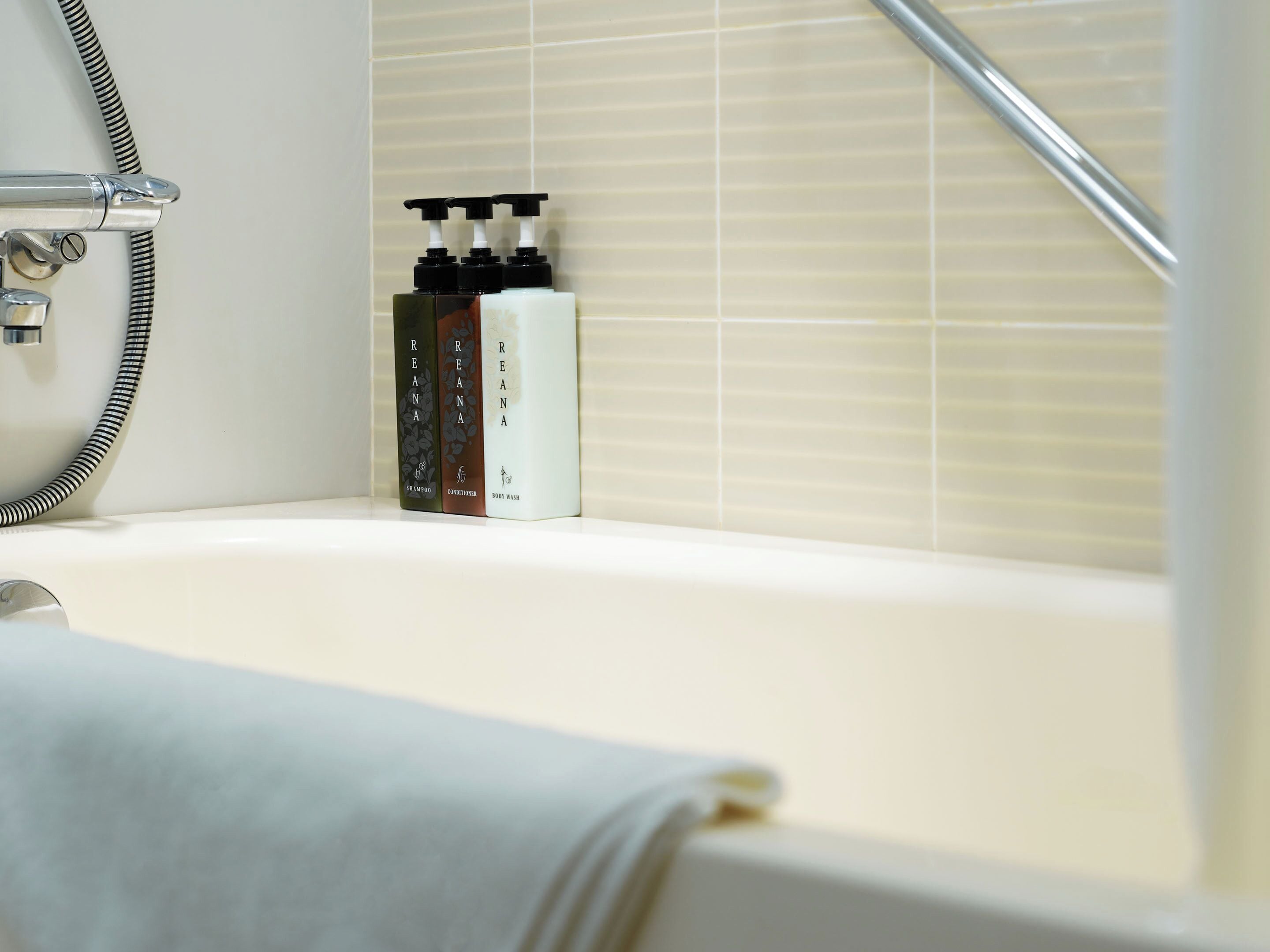 combined shower/bathtub, free toiletries, hair dryer, slippers