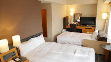 Escritorio, tabla de planchar con plancha, wifi gratis y ropa de cama