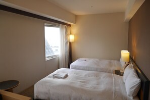 Een bureau, een strijkplank/strijkijzer, gratis wifi, beddengoed