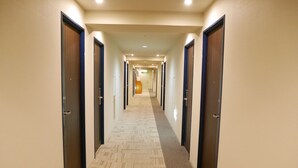 A long, narrow hotel corridor with carpeted floors and doors on both sides. - Sotetsu Fresa Inn Tokyo-Kamata (Tokyo)