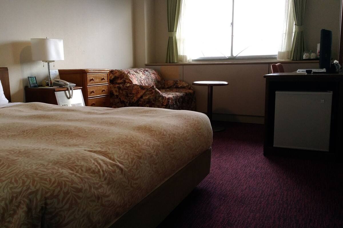 Double Room, Non Smoking | Down comforters, in-room safe, desk, blackout drapes