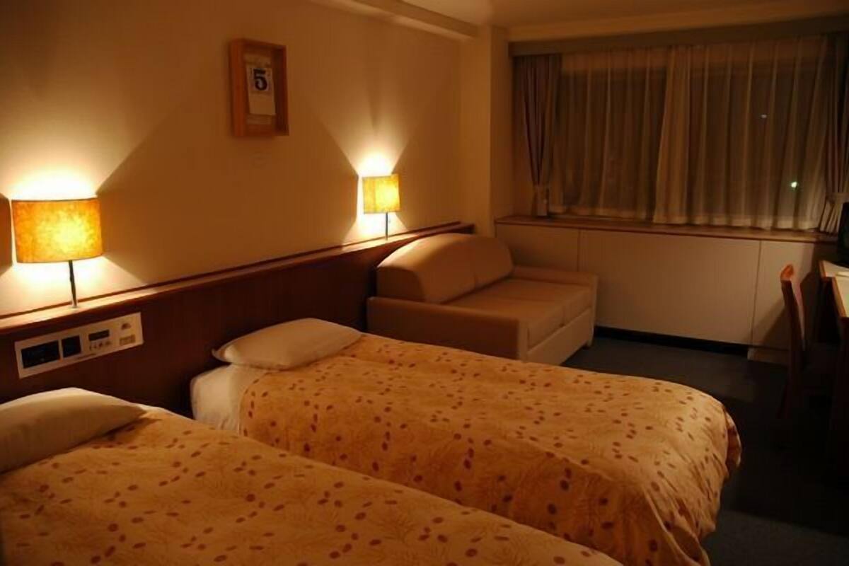 Twin Room, Non Smoking | Down comforters, in-room safe, desk, blackout drapes