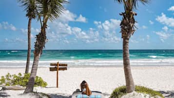 Plage privée, sable blanc, cabines gratuites, chaises longues
